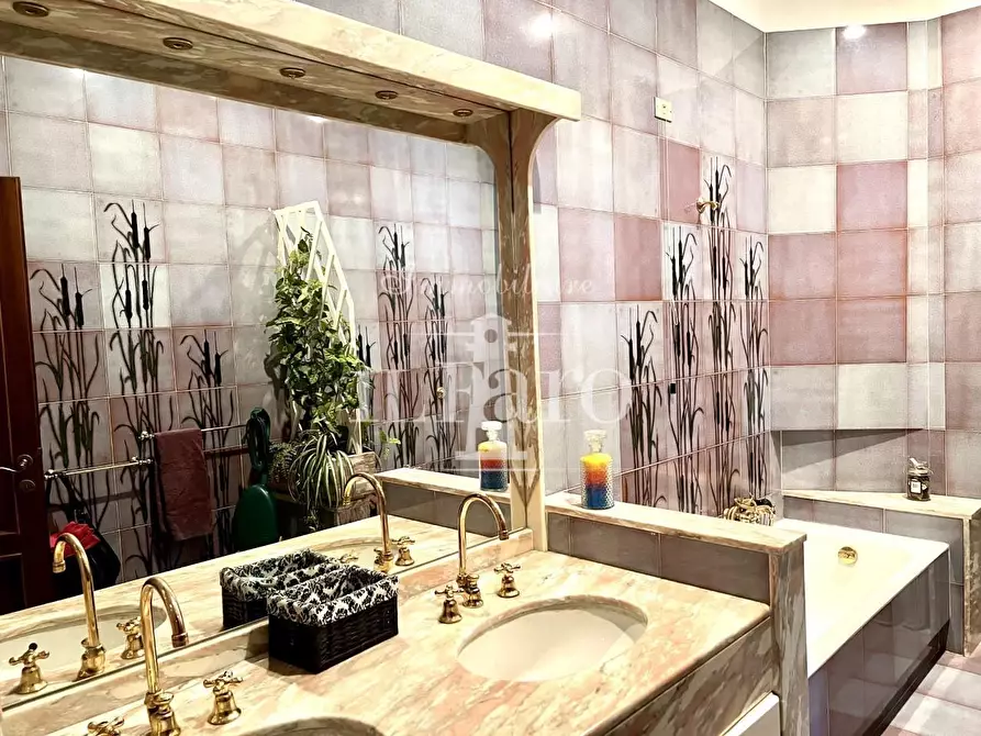 Immagine 9 di Villa in vendita  a Campi Bisenzio