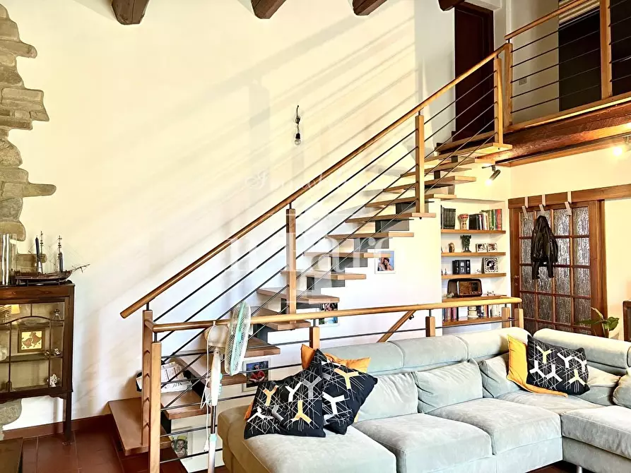 Immagine 2 di Villa in vendita  a Campi Bisenzio