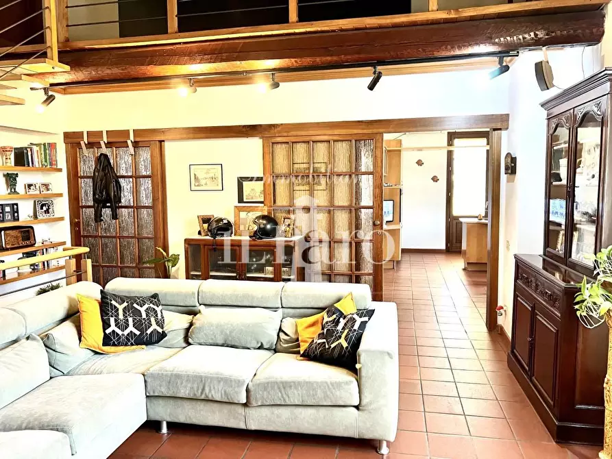 Immagine 1 di Villa in vendita  a Campi Bisenzio