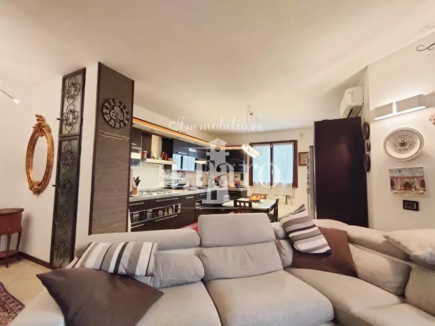 Immagine 2 di Appartamento in vendita  a Carmignano