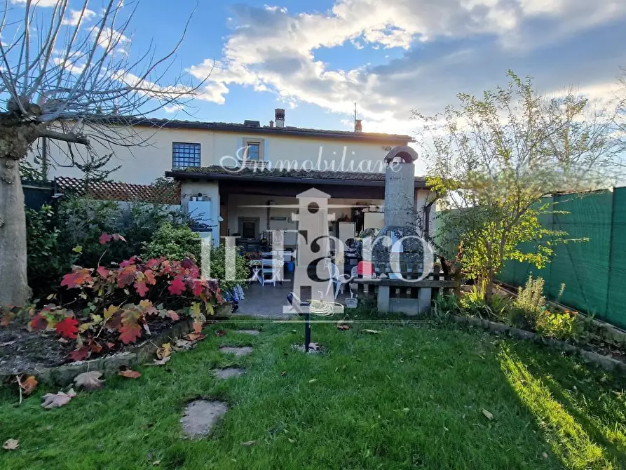 Immagine 2 di Porzione di casa in vendita  a Campi Bisenzio