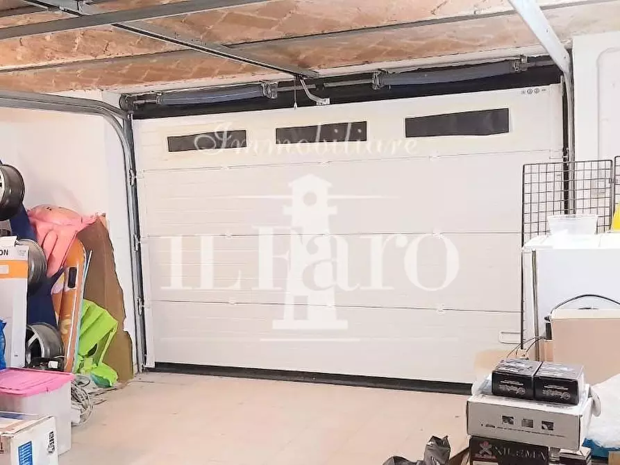 Immagine 50 di Villa in vendita  a Campi Bisenzio