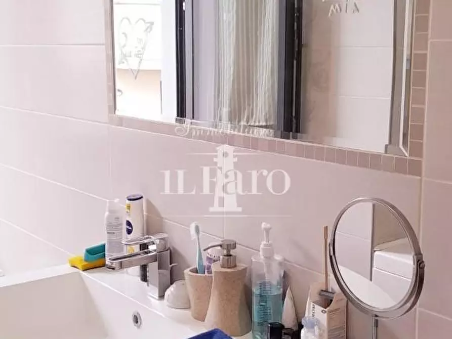 Immagine 37 di Villa in vendita  a Campi Bisenzio