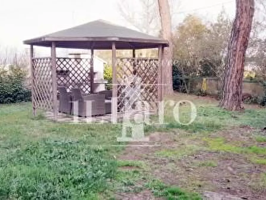 Immagine 3 di Villa in vendita  a Campi Bisenzio