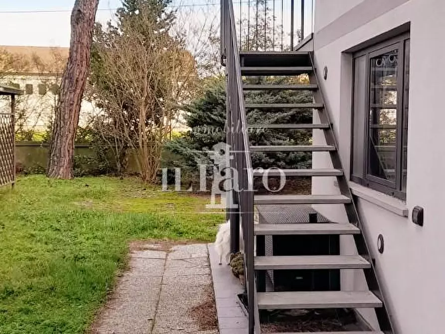 Immagine 8 di Villa in vendita  a Campi Bisenzio