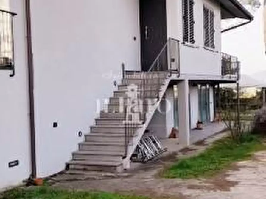 Immagine 2 di Villa in vendita  a Campi Bisenzio