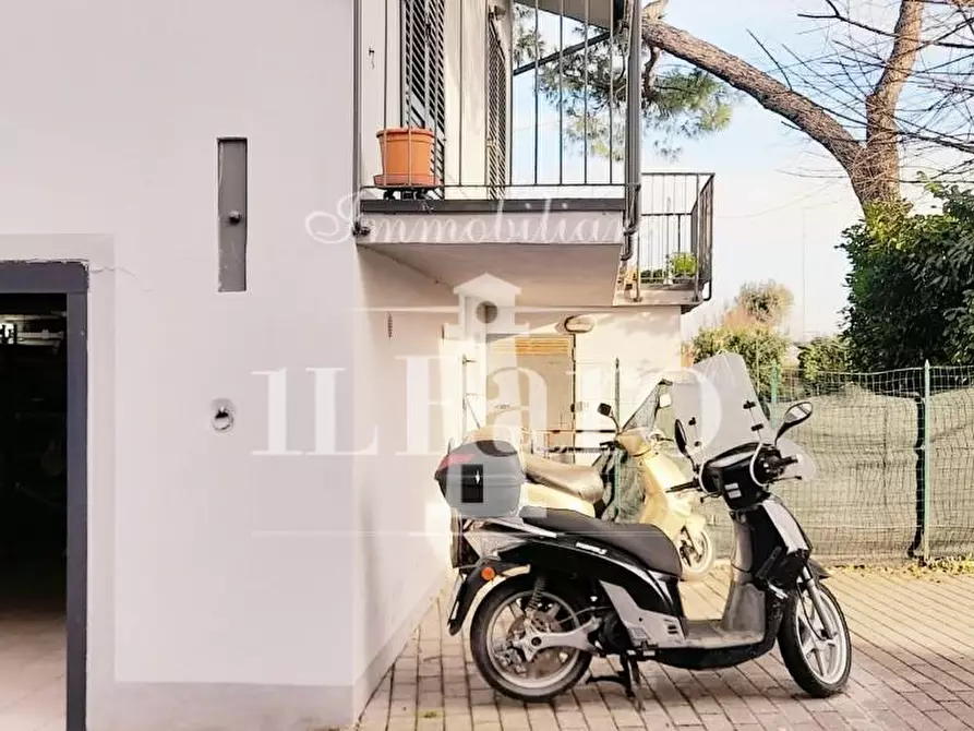 Immagine 47 di Villa in vendita  a Campi Bisenzio