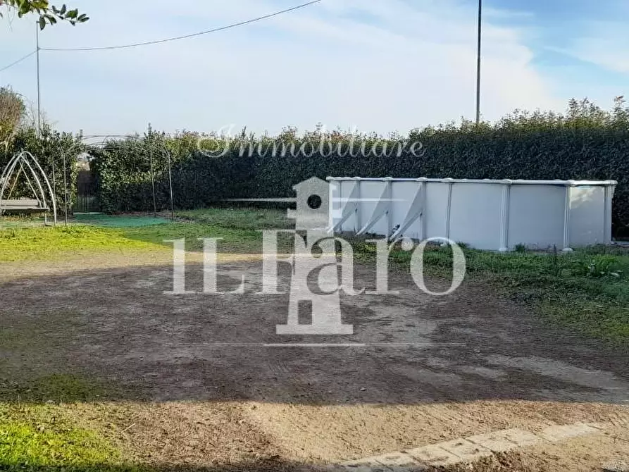 Immagine 6 di Villa in vendita  a Campi Bisenzio