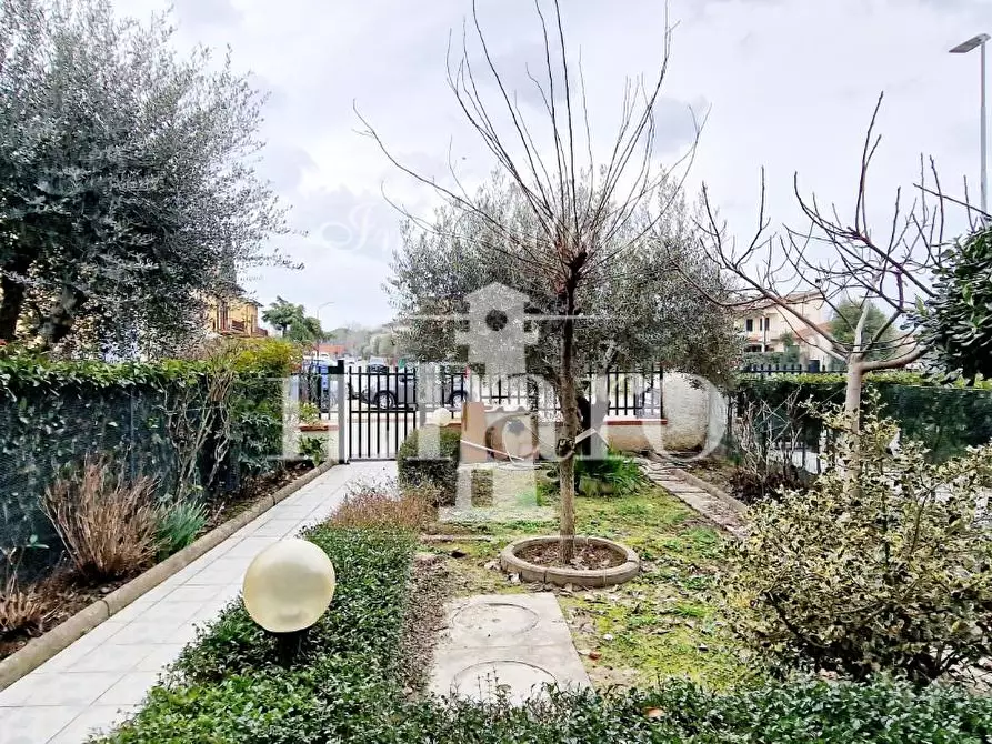 Immagine 3 di Villetta a schiera in vendita  a Campi Bisenzio