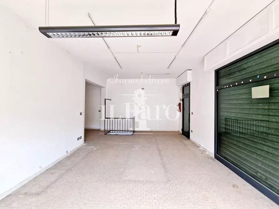 Immagine 2 di Negozio in vendita  a Prato