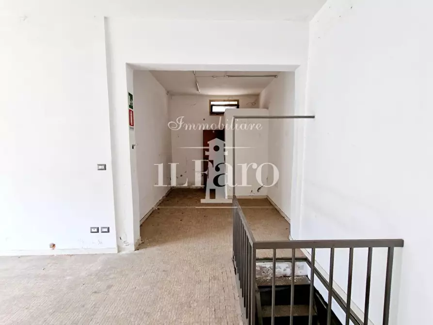 Immagine 4 di Negozio in vendita  a Prato