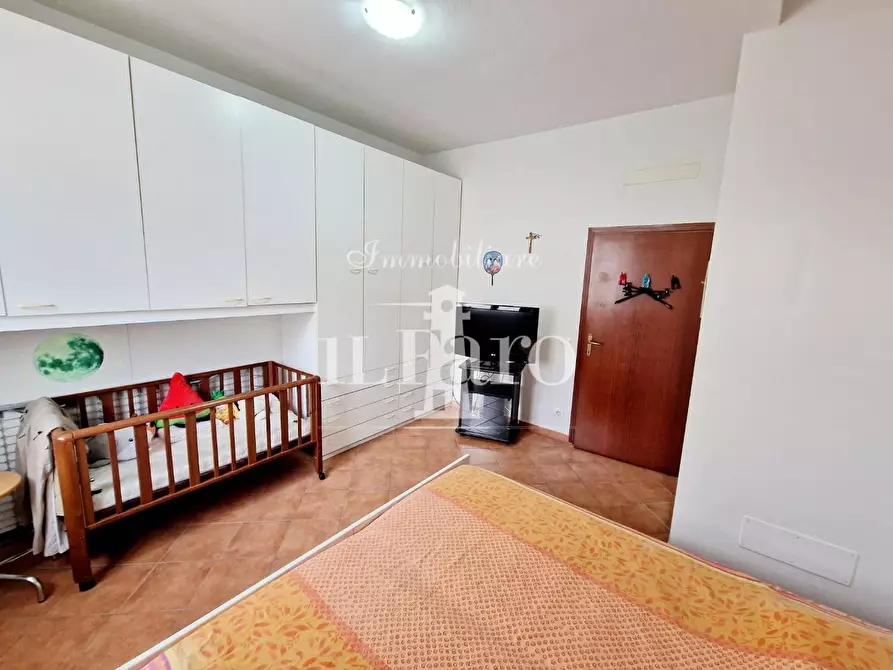 Immagine 43 di Porzione di casa in vendita  a Campi Bisenzio