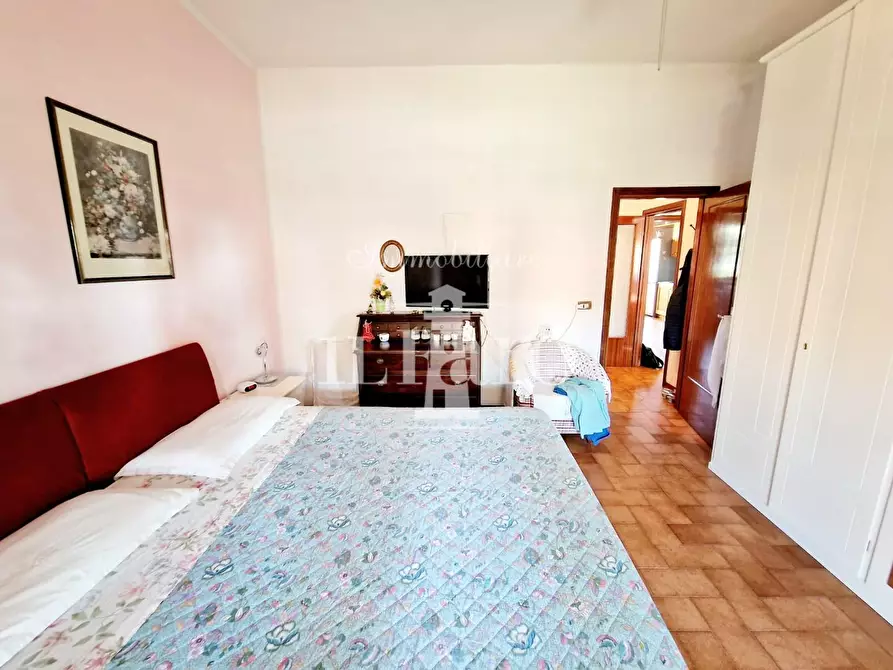 Immagine 17 di Appartamento in vendita  a Campi Bisenzio