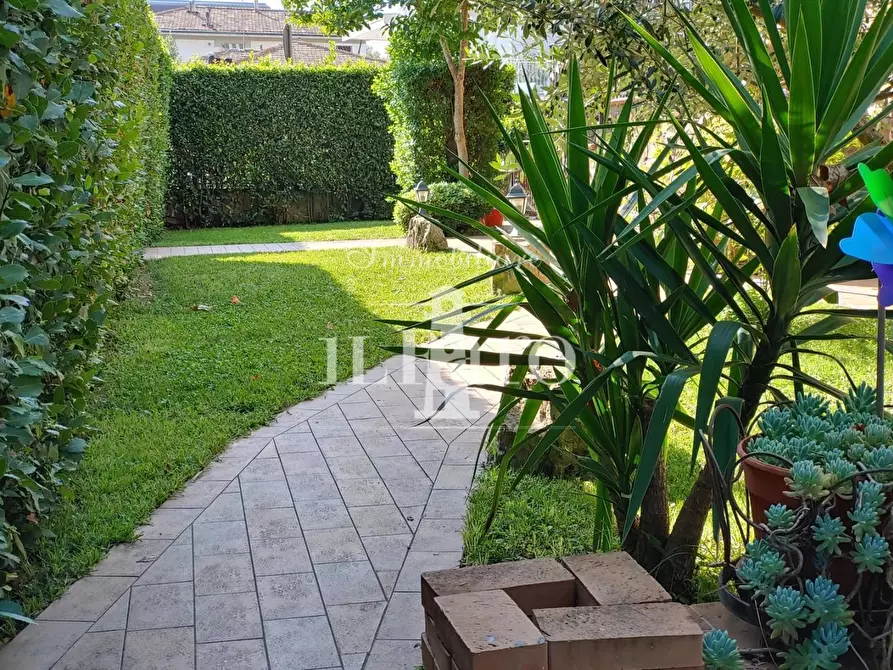 Immagine 1 di Villa in vendita  a Campi Bisenzio