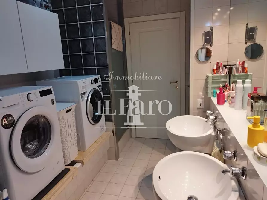 Immagine 26 di Villa in vendita  a Campi Bisenzio