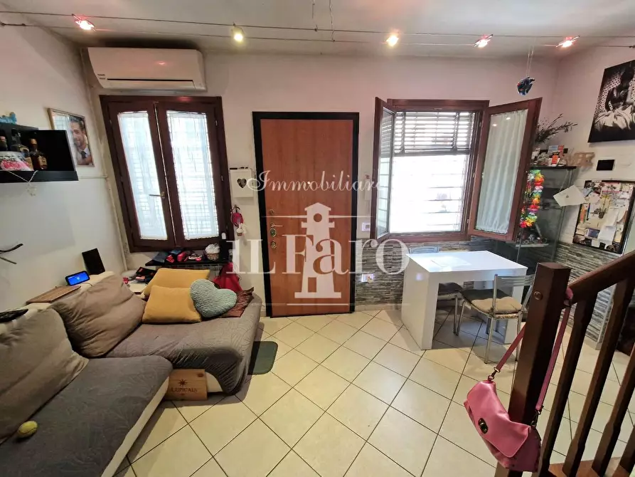 Immagine 1 di Appartamento in vendita  a Campi Bisenzio