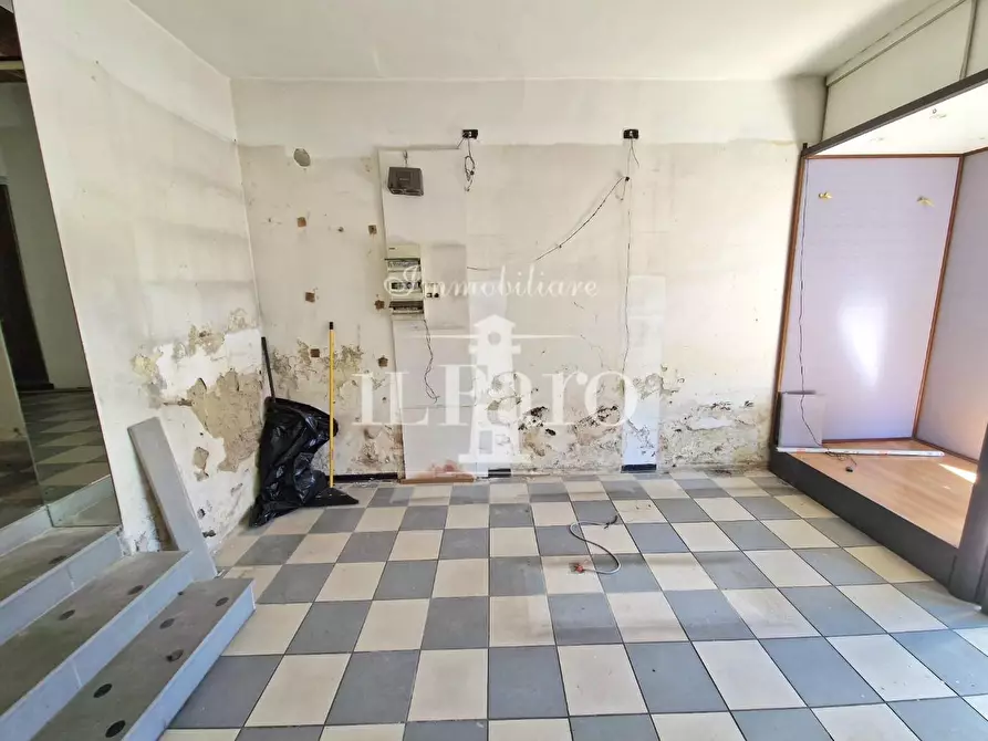 Immagine 6 di Locale commerciale in vendita  a Signa