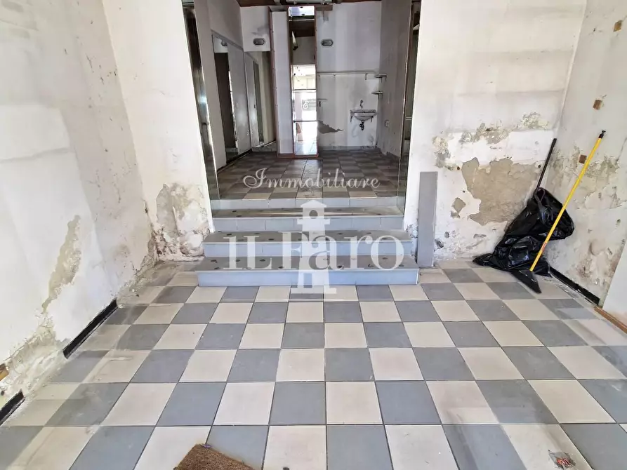 Immagine 3 di Locale commerciale in vendita  a Signa