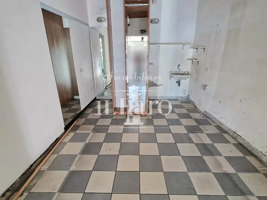 Immagine 7 di Locale commerciale in vendita  a Signa