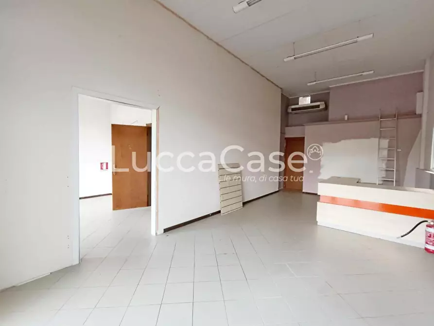 Immagine 3 di Locale commerciale in affitto  a Porcari