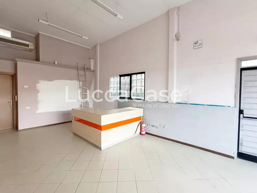 Immagine 2 di Locale commerciale in affitto  a Porcari