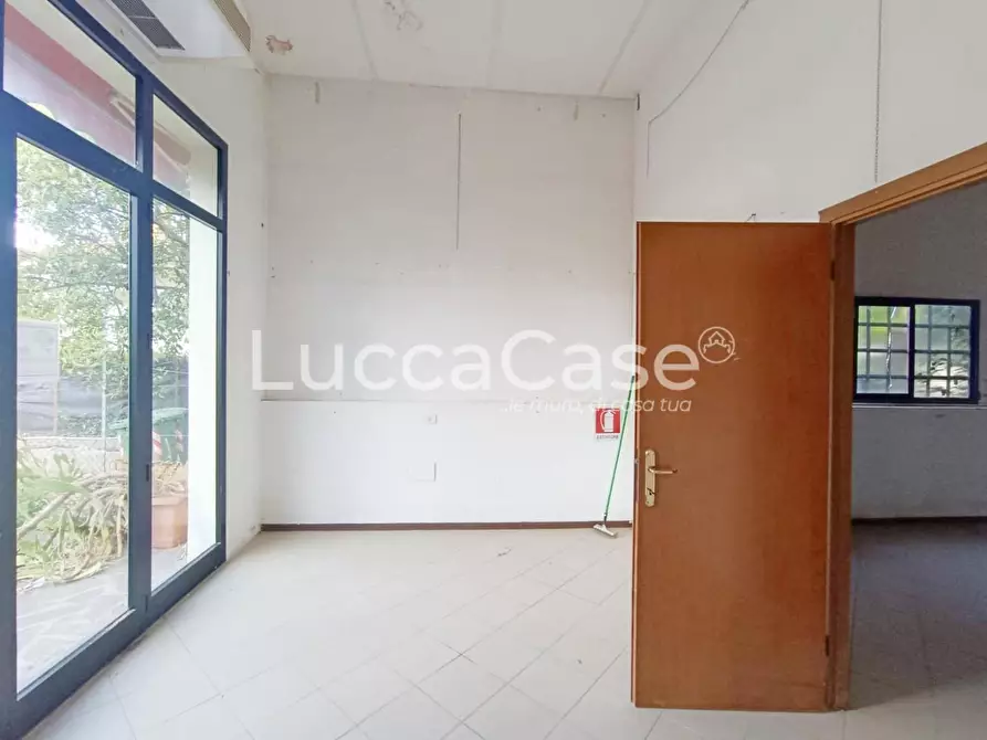 Immagine 9 di Locale commerciale in affitto  a Porcari