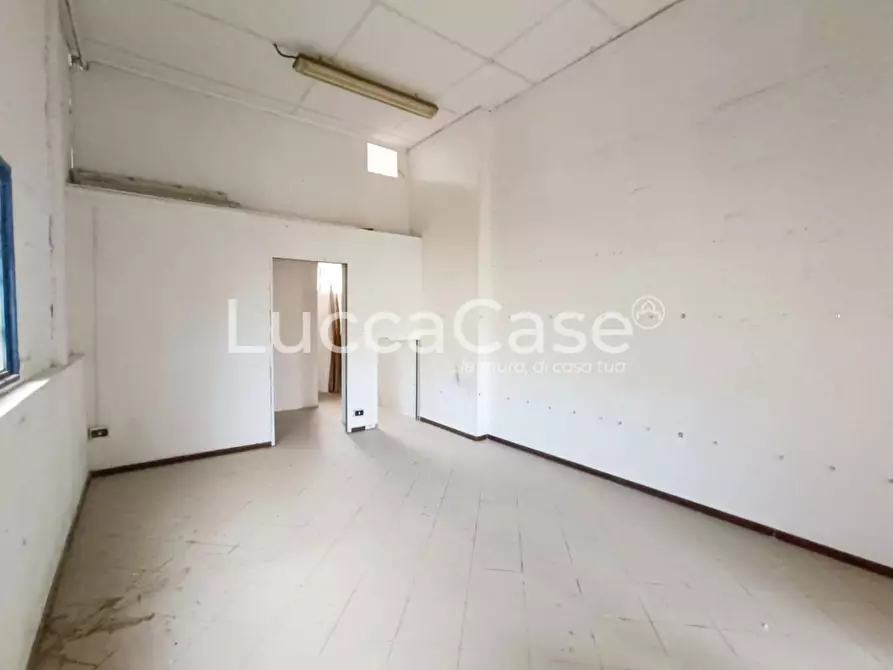 Immagine 8 di Locale commerciale in affitto  a Porcari