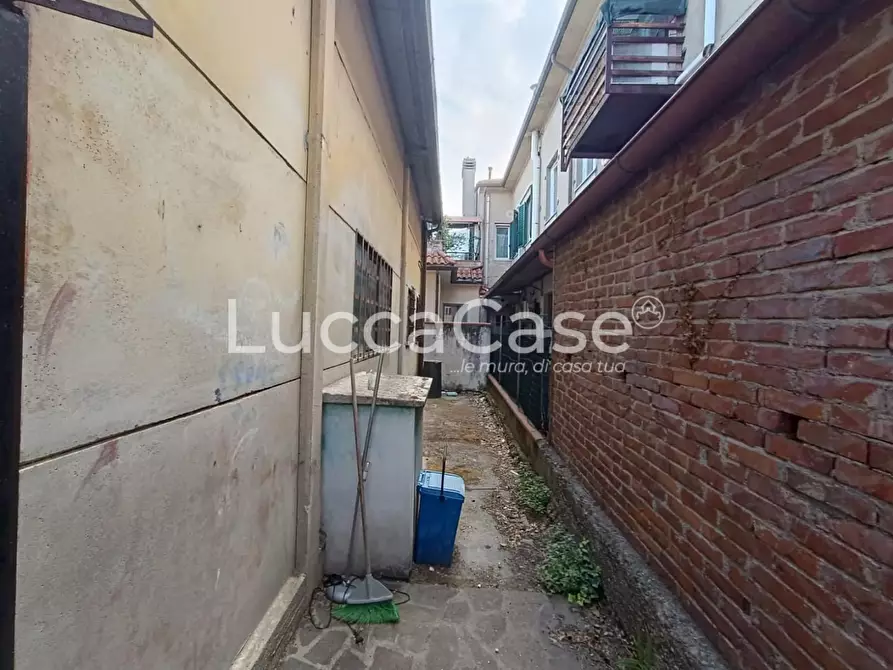 Immagine 13 di Locale commerciale in affitto  a Porcari