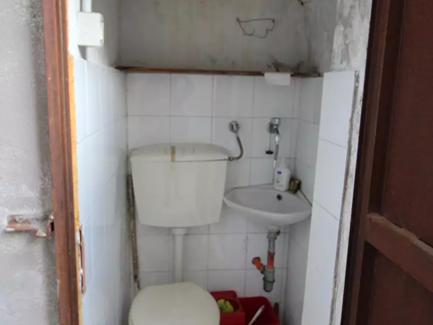 Immagine 13 di Locale commerciale in vendita  a Colle Di Val D'elsa