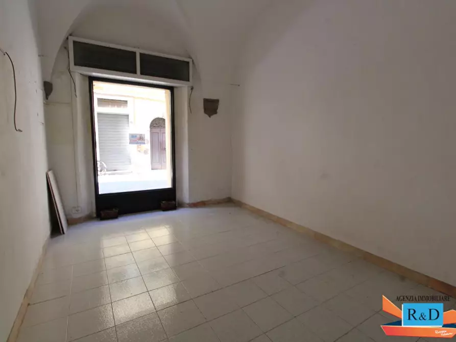 Immagine 4 di Locale commerciale in vendita  a Colle Di Val D'elsa