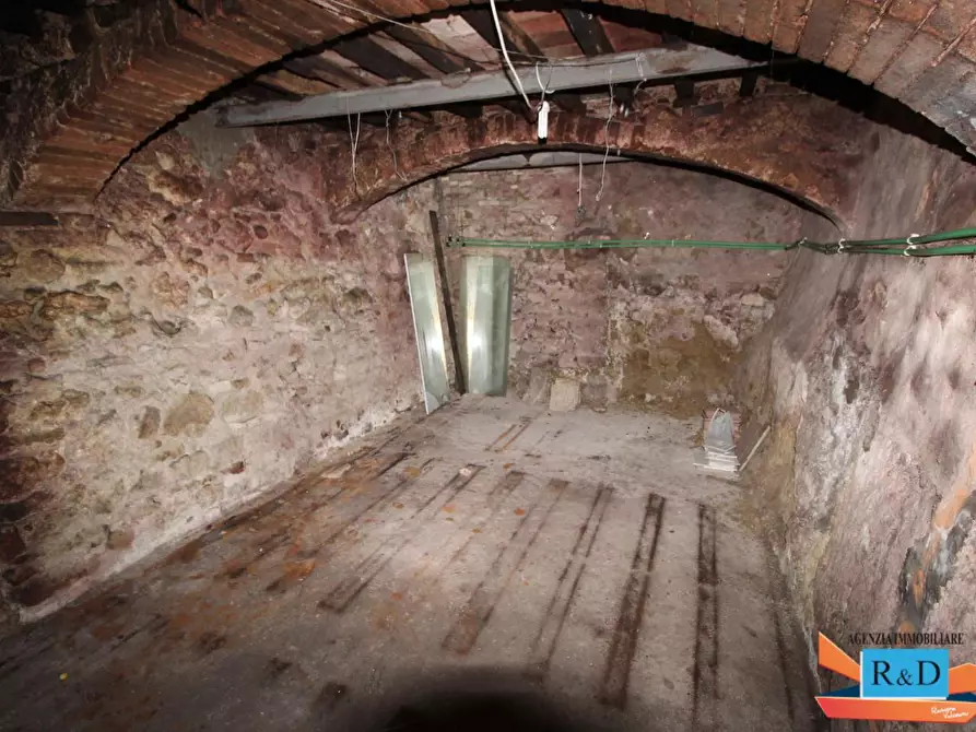 Immagine 9 di Locale commerciale in vendita  a Colle Di Val D'elsa