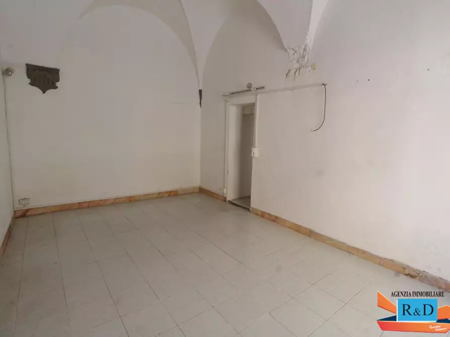 Immagine 5 di Locale commerciale in vendita  a Colle Di Val D'elsa