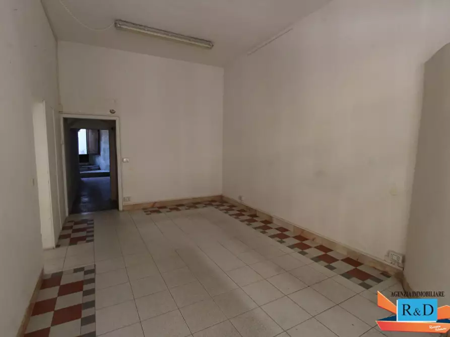 Immagine 3 di Locale commerciale in vendita  a Colle Di Val D'elsa