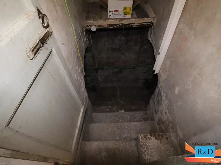 Immagine 8 di Locale commerciale in vendita  a Colle Di Val D'elsa