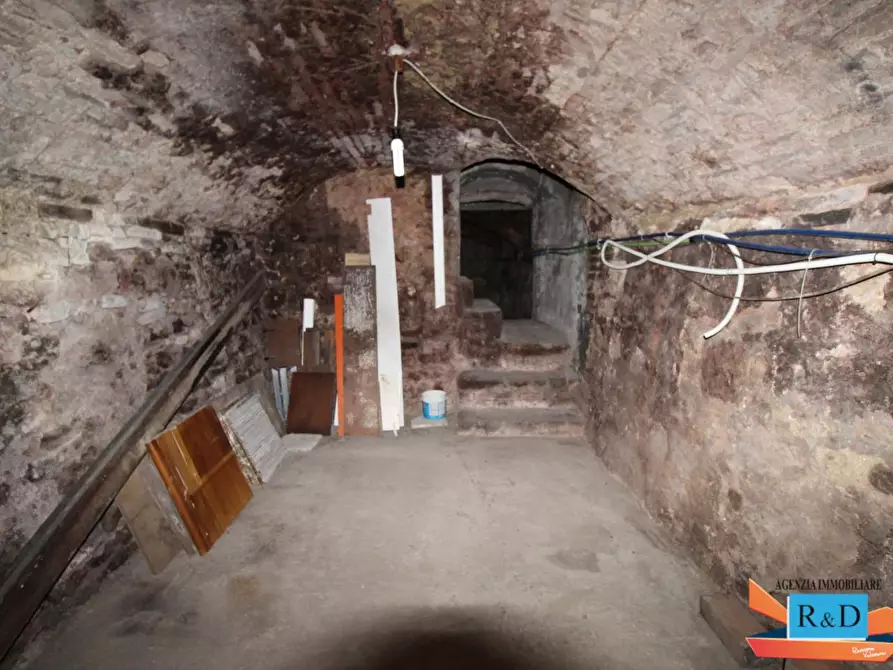 Immagine 11 di Locale commerciale in vendita  a Colle Di Val D'elsa