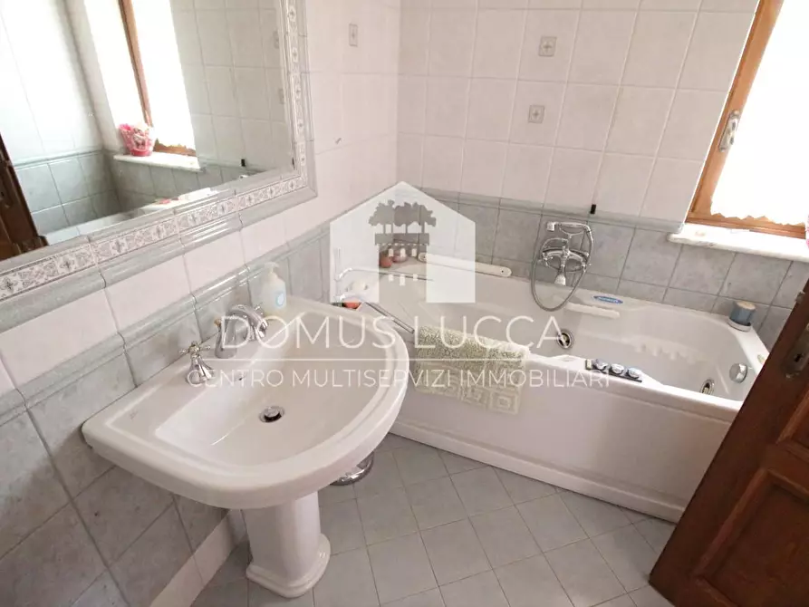 Immagine 7 di Appartamento in vendita  a Lucca