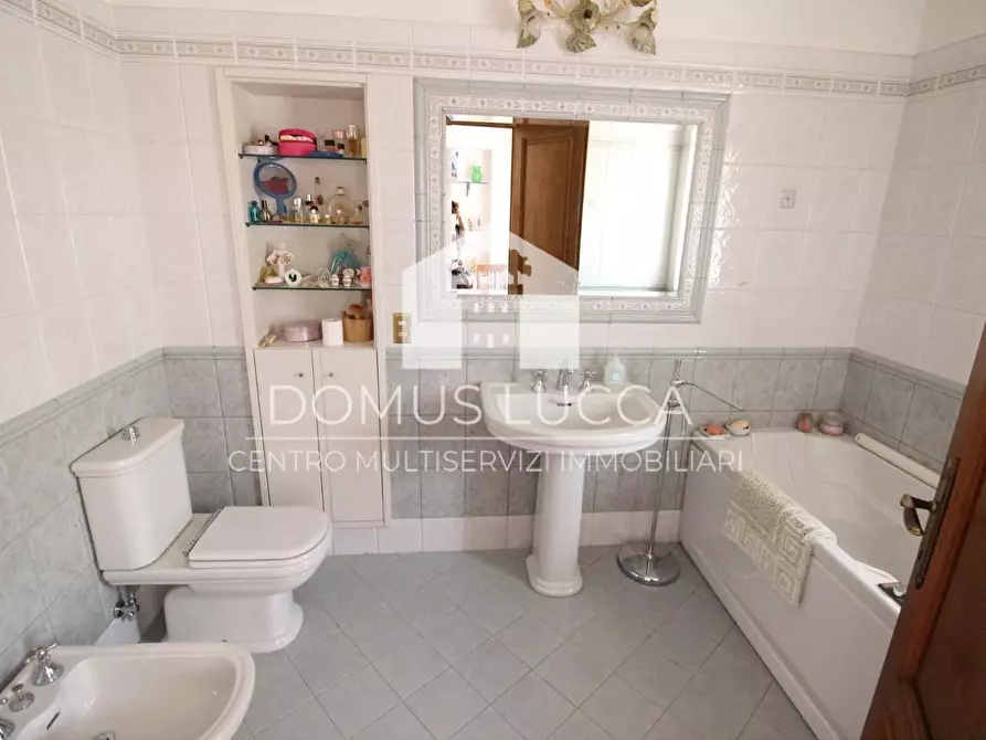 Immagine 42 di Appartamento in vendita  a Lucca