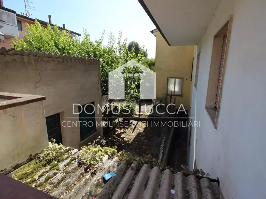 Immagine 16 di Appartamento in vendita  a Lucca
