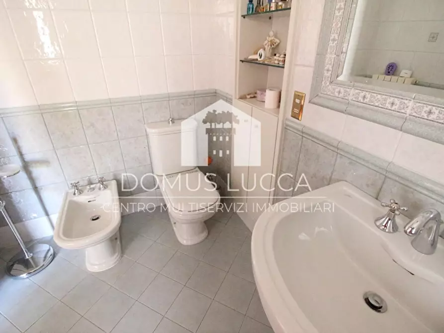 Immagine 8 di Appartamento in vendita  a Lucca