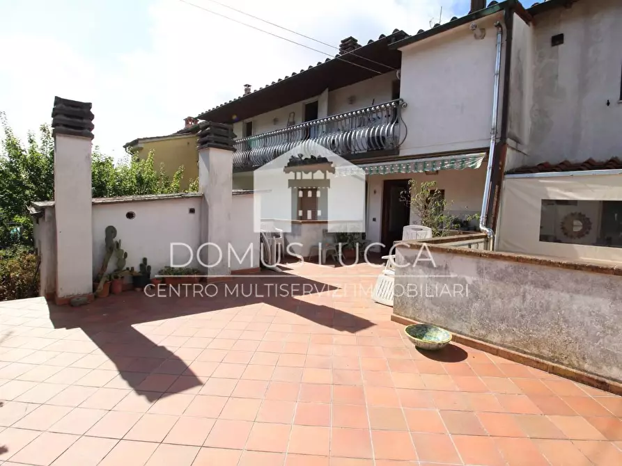 Immagine 15 di Appartamento in vendita  a Lucca