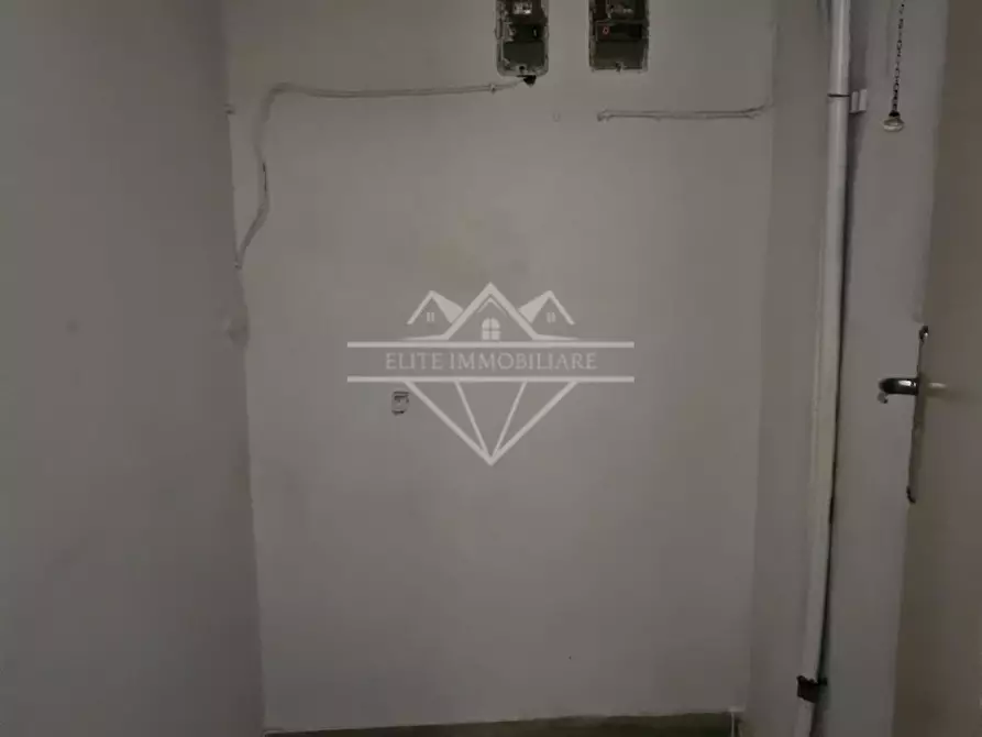 Immagine 12 di Locale commerciale in affitto  a Carrara