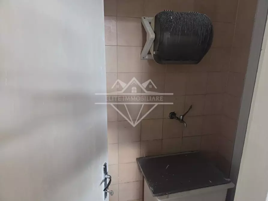 Immagine 6 di Locale commerciale in affitto  a Carrara