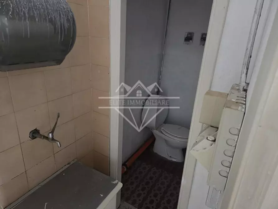 Immagine 7 di Locale commerciale in affitto  a Carrara