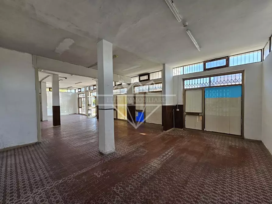 Immagine 14 di Locale commerciale in affitto  a Carrara