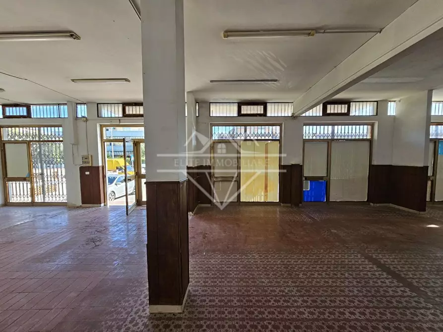 Immagine 9 di Locale commerciale in affitto  a Carrara