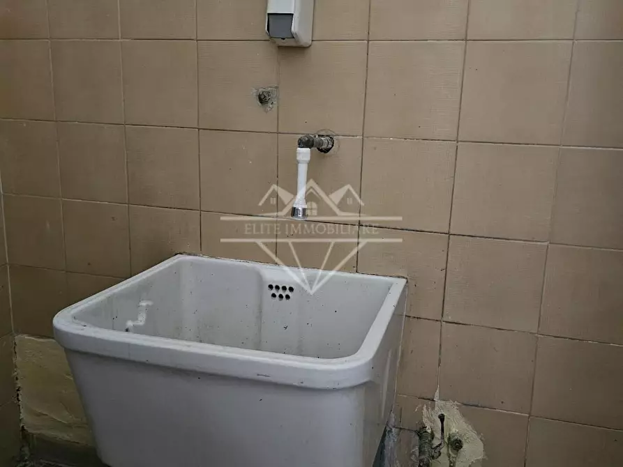 Immagine 13 di Locale commerciale in affitto  a Carrara