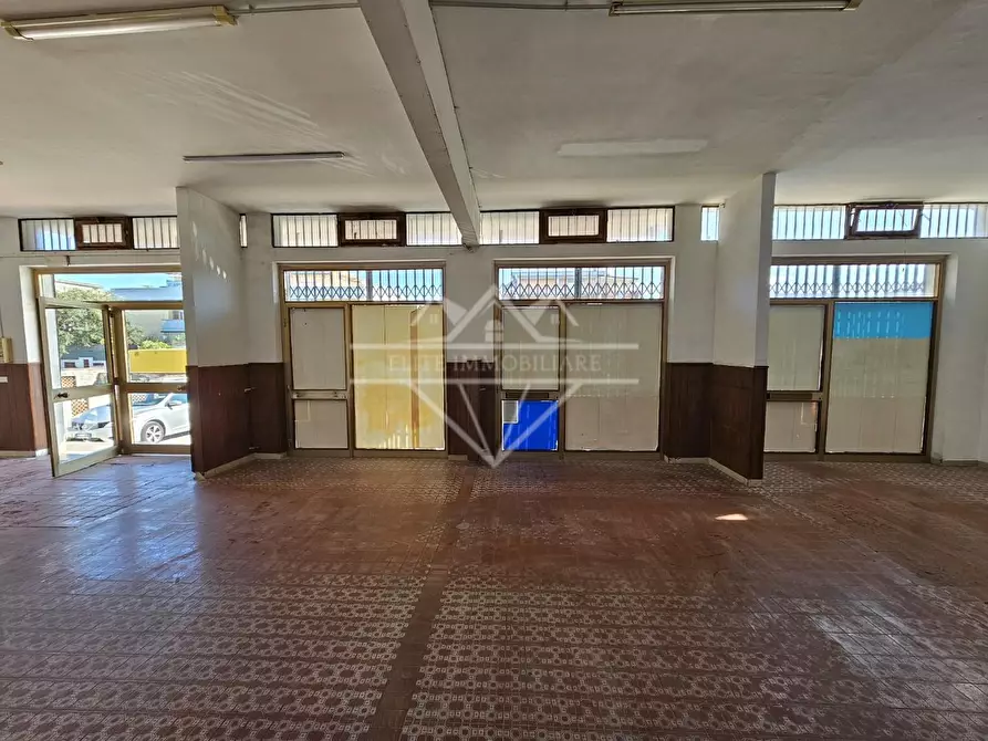 Immagine 15 di Locale commerciale in affitto  a Carrara