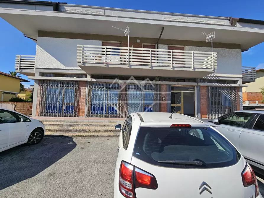 Immagine 17 di Locale commerciale in affitto  a Carrara