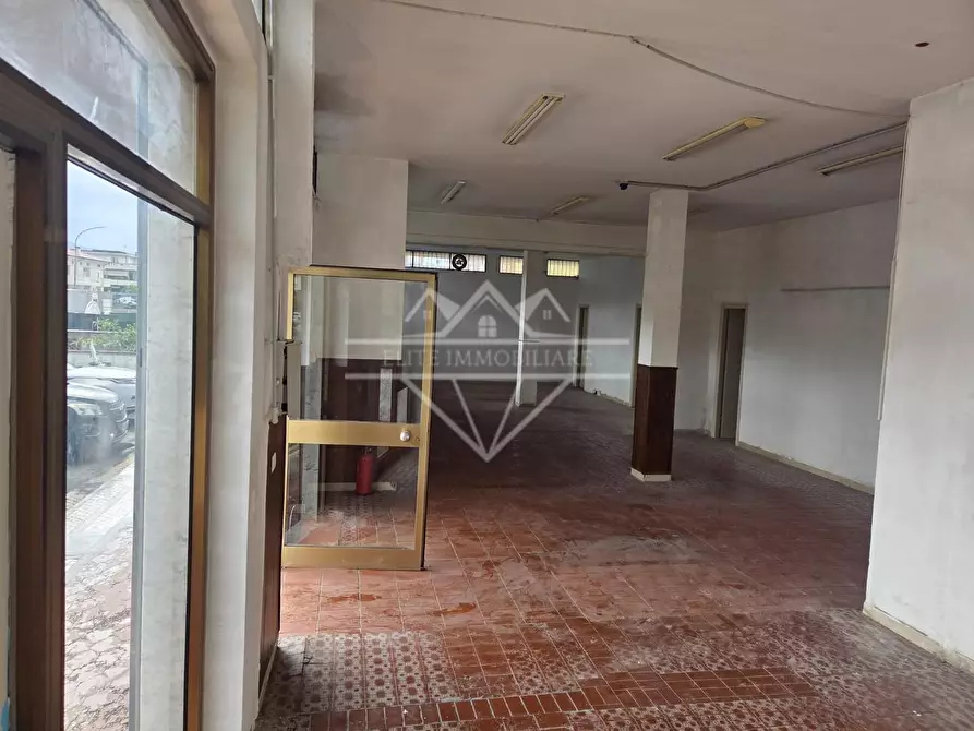 Immagine 2 di Locale commerciale in affitto  a Carrara