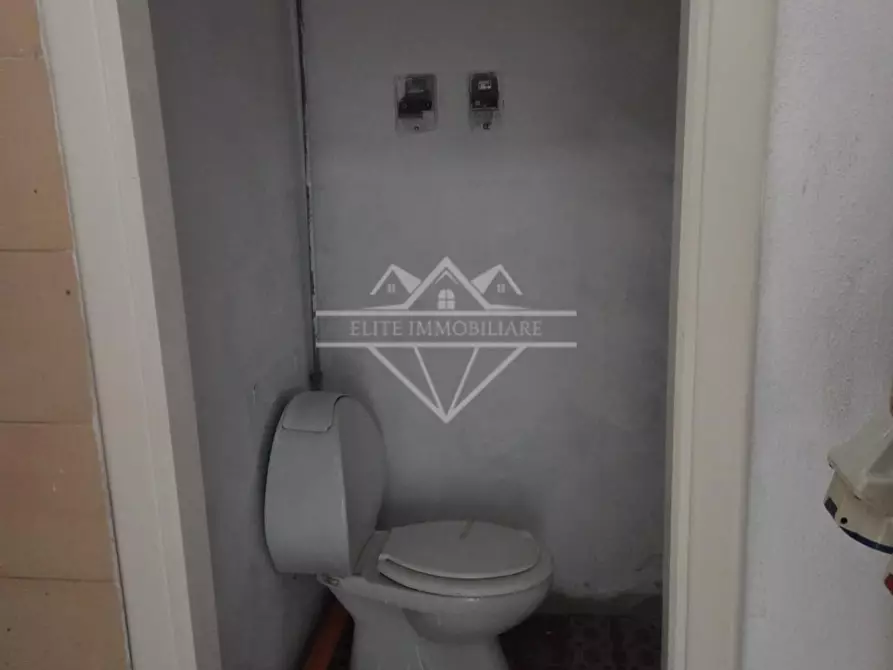 Immagine 8 di Locale commerciale in affitto  a Carrara